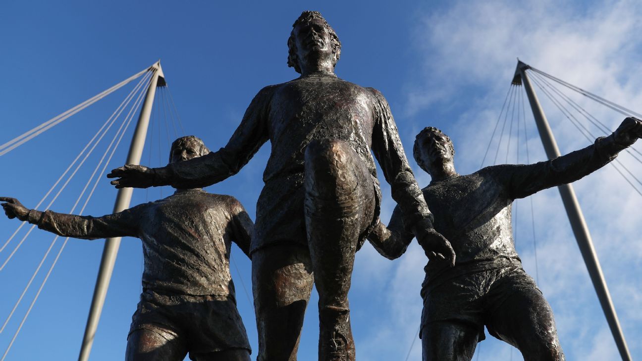 Which soccer clubs have the most statues of legends at their stadiums?